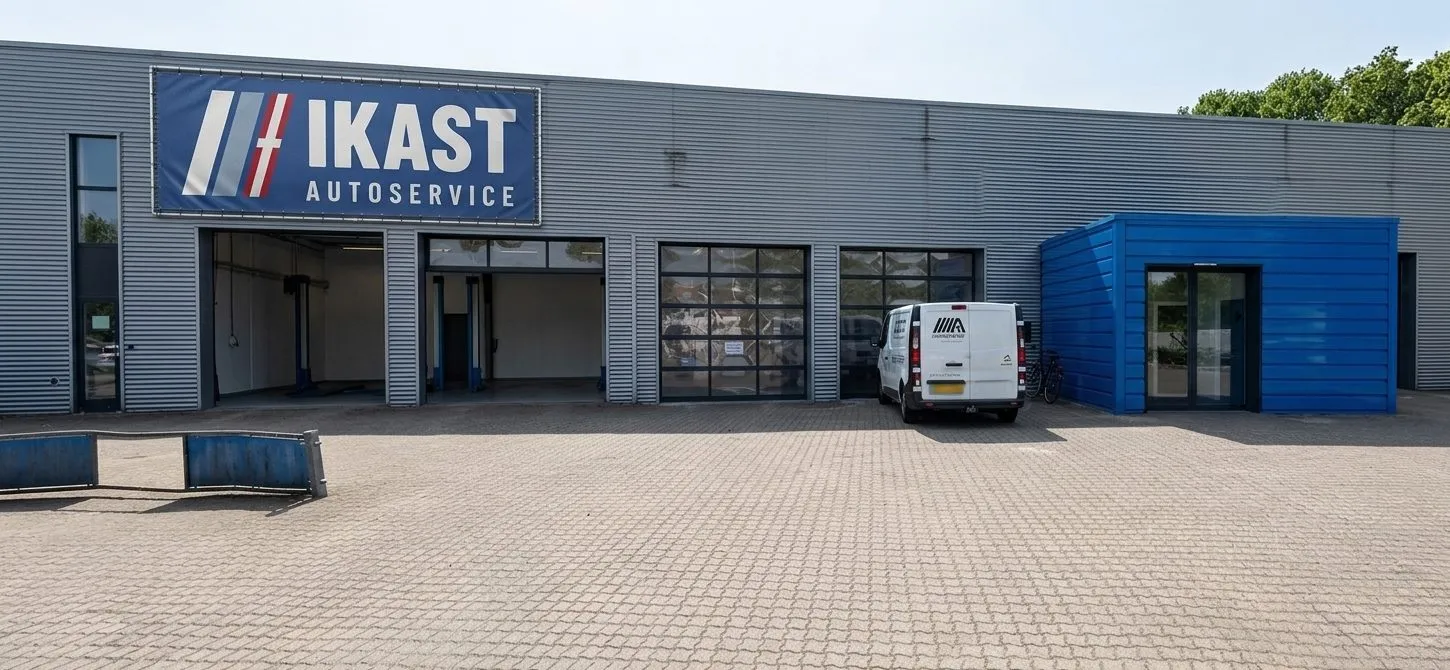 Ikast AutoService set udefra på Ellehammervej 6 i Ikast